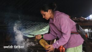यात्रु र पर्यटकलाई दही–चिउरा खुवाईरहेकी अनिता (भिडियोसहित)